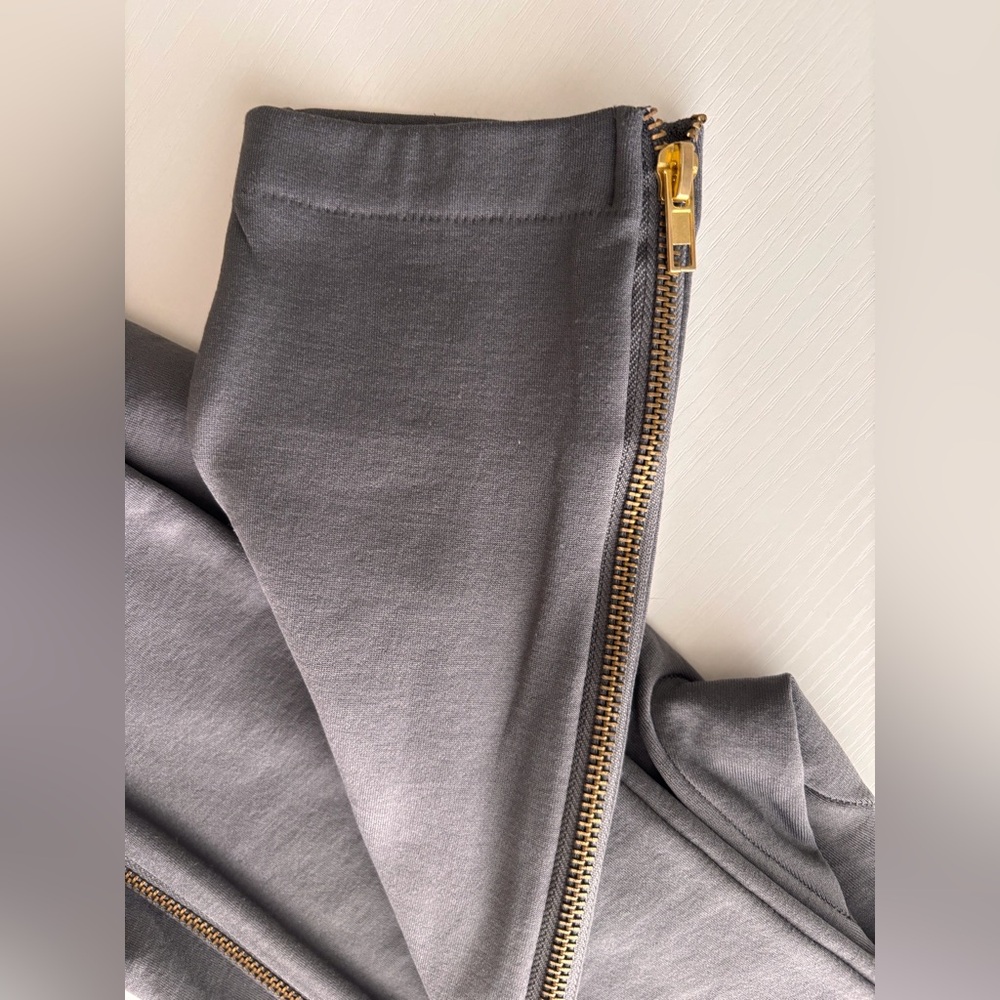 Connection 18 Gray Pull-On Yoga Leggings with Gold Zippers at the ankles